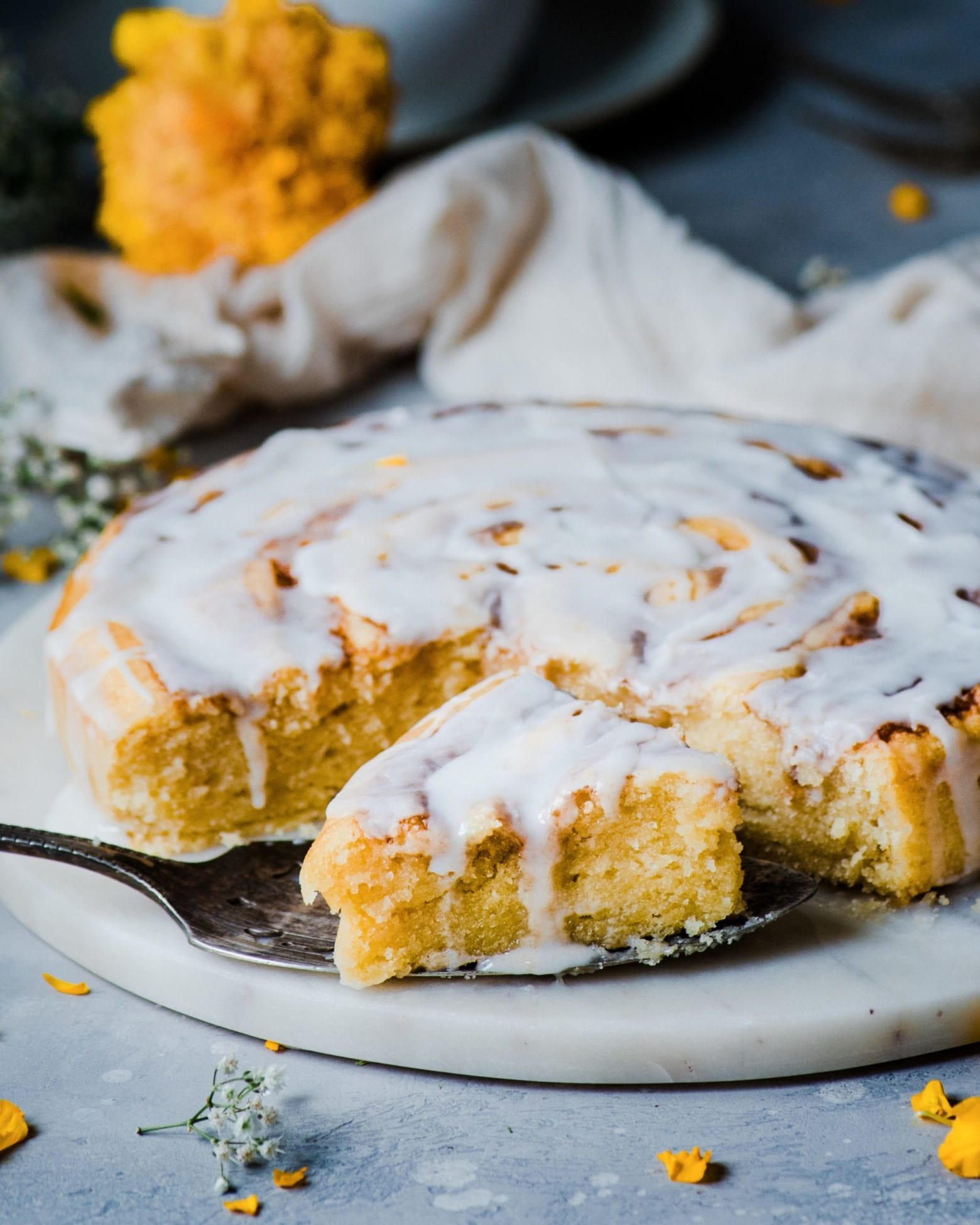 Vegan cinnamon roller cake